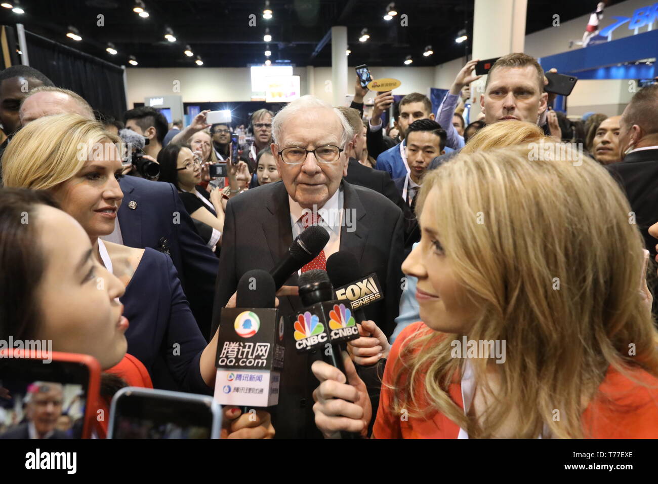 Omaha, USA. 4th May, 2019. Warren Buffett (C), chairman and CEO of Berkshire Hathaway, speaks to reporters during the company's annual shareholders meeting in Omaha, the United States on May 4, 2019. U.S. legendary investor Warren Buffett said on Saturday it is not 'inconceivable' for his Berkshire Hathaway Inc. to further partner with 3G Capital, which manages packaged food giant Kraft Heinz that has faced federal investigation into alleged procurement mishandlings. Credit: Yang Chenglin/Xinhua/Alamy Live News Stock Photo