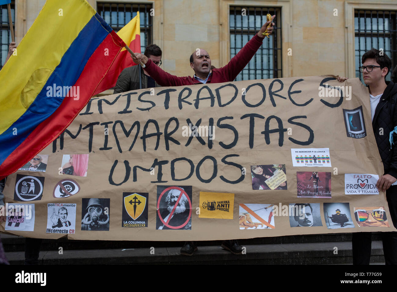 Bogota, Colombia. 04th May, 2019. Demonstrators holding a sign and chanting patriotic slogans during the ''Unidos por la vida'' (United for Life) Pro life rally in Bogota.Under the slogan ''I choose the two lives'' around 500 people demonstrated for the maintenance of traditional family values, against abortion and the killing of social leaders in the country. Catholic and right wing political groups joined the call of the ''United for Life'' Platform (Unidos por la Vida) a widely spread organization in Colombia. Credit: ZUMA Press, Inc./Alamy Live News Stock Photo