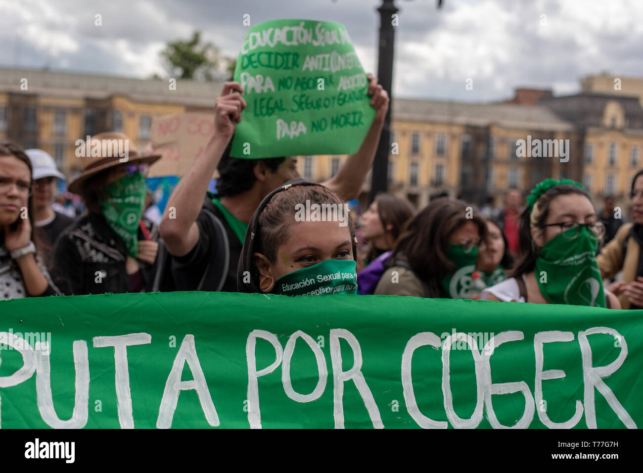 Bogota, Colombia. 04th May, 2019. Feminists with green scarf covering their faces holds a banner as an act of rebellion against the Pro Life movement during the 'Unidos por la vida' (United for Life) Pro life rally in Bogota.  Under the slogan 'I choose the two lives' around 500 people demonstrated for the maintenance of traditional family values, against abortion and the killing of social leaders in the country. Catholic and right wing political groups joined the call of the 'United for Life' Platform (Unidos por la Vida) a widely spread organization in Colombia. Credit: SOPA Images Limited/A Stock Photo