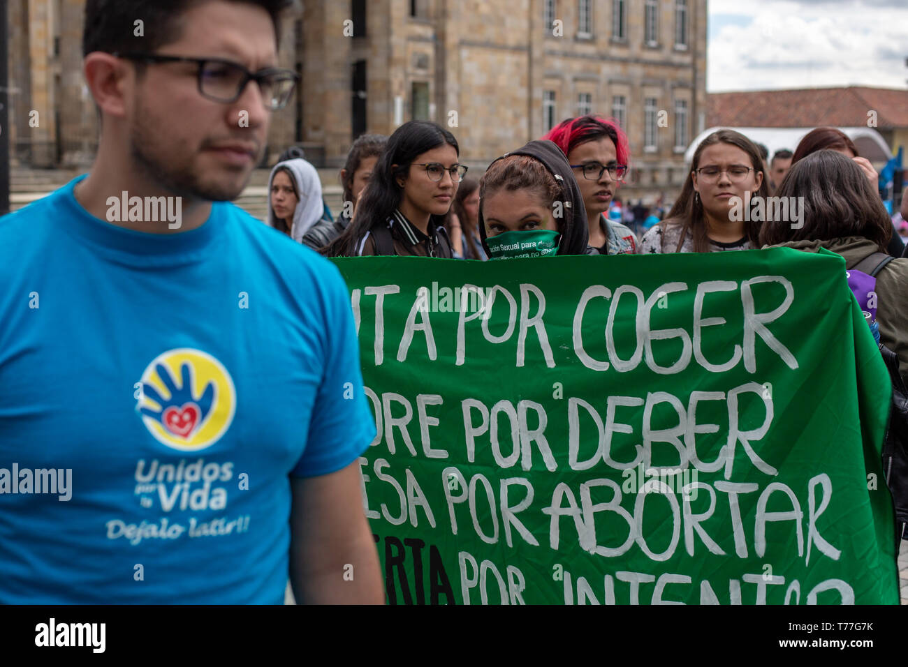 Bogota, Colombia. 04th May, 2019. Feminists with green scarf covering their faces holds a banner as an act of rebellion against the Pro Life movement during the 'Unidos por la vida' (United for Life) Pro life rally in Bogota.  Under the slogan 'I choose the two lives' around 500 people demonstrated for the maintenance of traditional family values, against abortion and the killing of social leaders in the country. Catholic and right wing political groups joined the call of the 'United for Life' Platform (Unidos por la Vida) a widely spread organization in Colombia. Credit: SOPA Images Limited/A Stock Photo