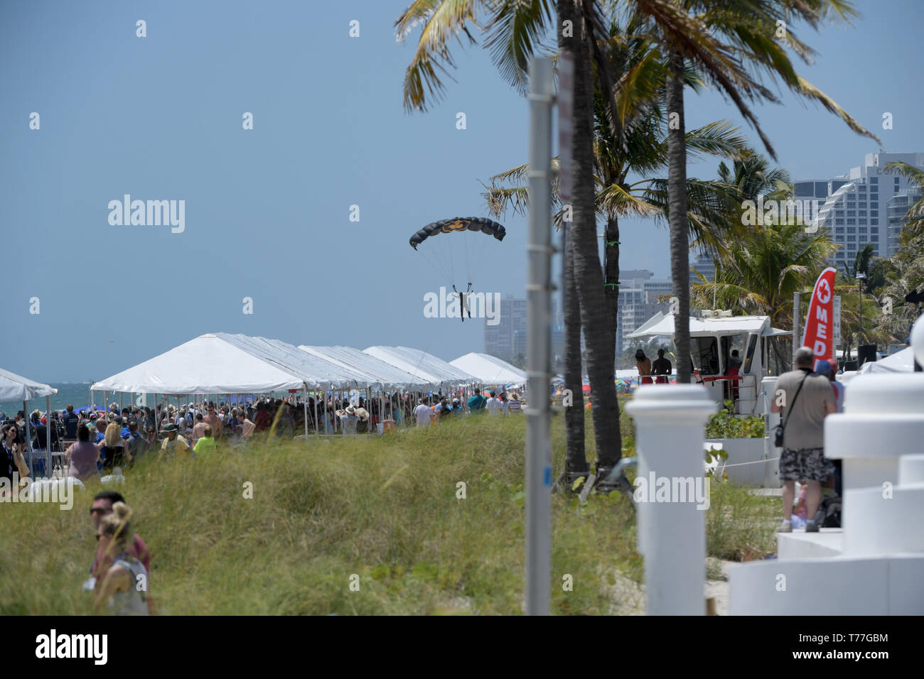 Florida, USA. 04th May, 2019. SOCOM Para-Commandos performs in the Fort Lauderdale Air Show on May 4, 2019 in Fort Lauderdale, Florida   People:  SOCOM Para-Commandos Credit: Storms Media Group/Alamy Live News Stock Photo