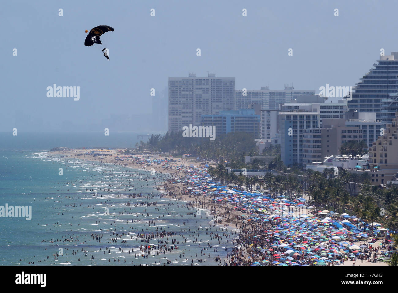 Florida, USA. 04th May, 2019. SOCOM Para-Commandos performs in the Fort Lauderdale Air Show on May 4, 2019 in Fort Lauderdale, Florida   People:  SOCOM Para-Commandos Credit: Storms Media Group/Alamy Live News Stock Photo