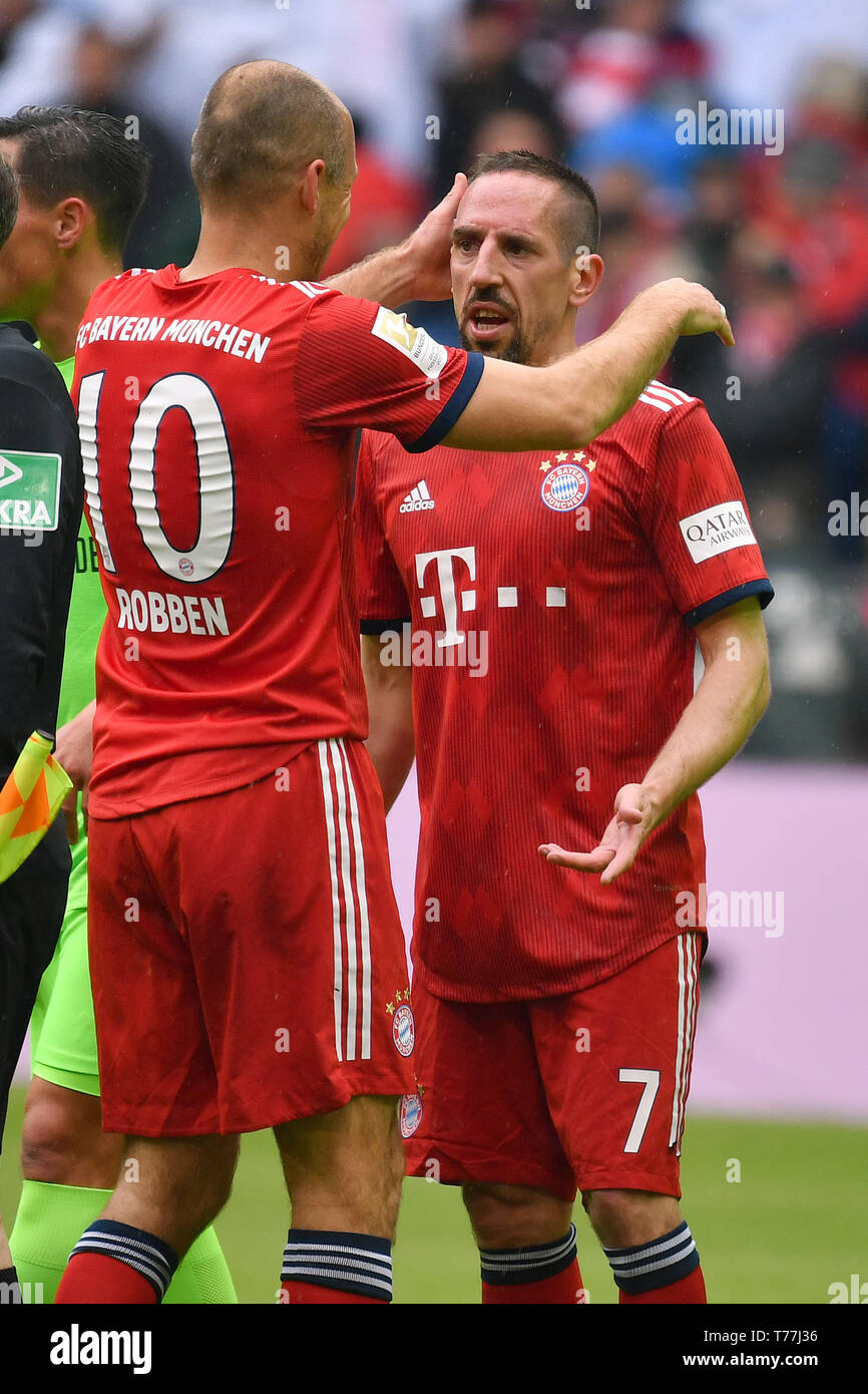 Munich, Germany. 04th May, 2019. v.li:Arjen ROBBEN (FC Bayern Munich) hugs  Franck RIBERY (FC Bayern Munich) after the end of the game,  Aktion.Umarmung, farewell. Soccer 1. Bundesliga, 32.matchday, matchday32,  FC Bayern Munich