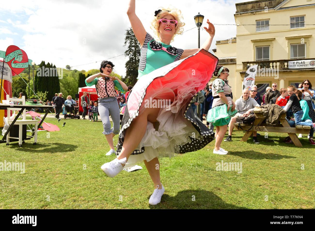 Machynlleth, UK. 05th May, 2019.  Thousands of people have descended on the small mid Wales town of Machynlleth for a May Bank Holiday weekend of comedy and street theatre. Now in its tenth year, the Machynlleth Comedy Festival attracts some of the biggest names in the uk comedy scene and scores of emerging young comedians to perform in the open air and a host of quirky local venues . Pictured: Kitsch & Sync performing ‘Last Chance Romance’ to an enthusiastic crowd. Credit: keith morris/Alamy Live News Stock Photo