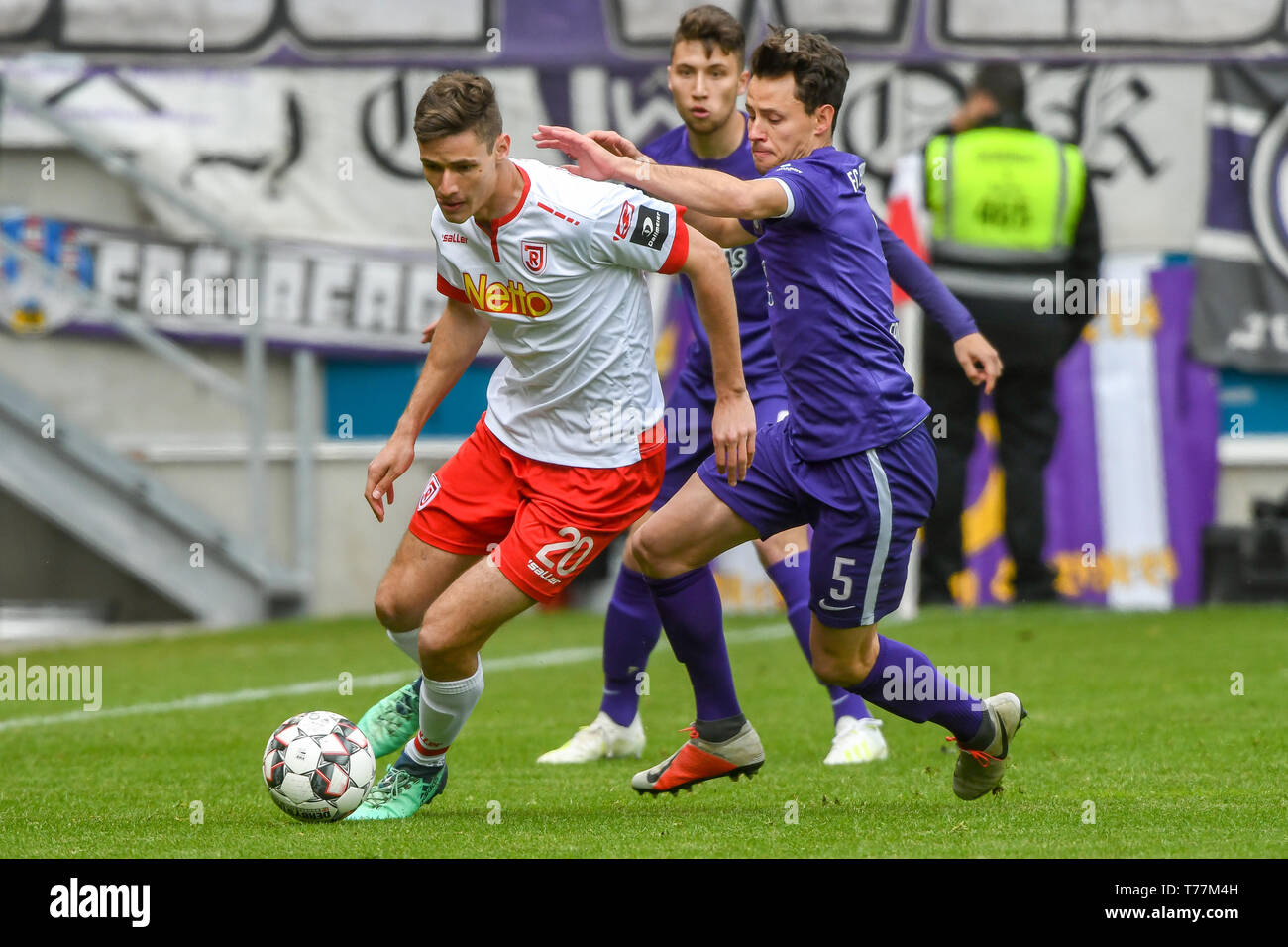 Regensburg, Germany. 05th May, 2019. Soccer: 2nd Bundesliga, Jahn Regensburg - Erzgebirge Aue, 32nd matchday in the Continental Arena. Maximilian Thalhammer of Regensburg (l) and Clemens Fandrich of Aue fight for the ball. Credit: Armin Weigel/dpa - IMPORTANT NOTE: In accordance with the requirements of the DFL Deutsche Fußball Liga or the DFB Deutscher Fußball-Bund, it is prohibited to use or have used photographs taken in the stadium and/or the match in the form of sequence images and/or video-like photo sequences./dpa/Alamy Live News Stock Photo