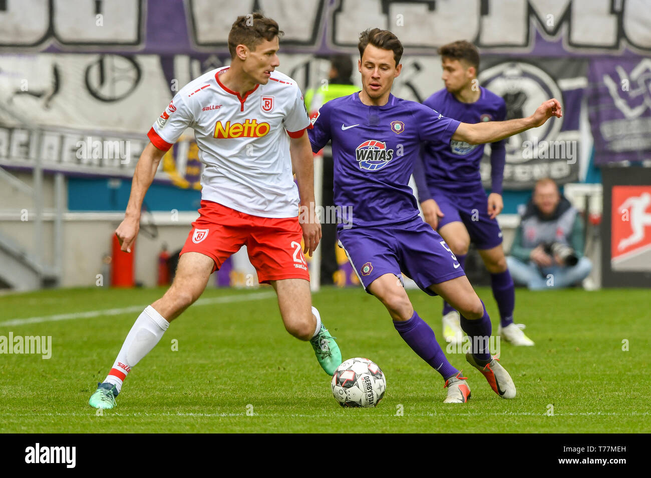 Regensburg, Germany. 05th May, 2019. Soccer: 2nd Bundesliga, Jahn Regensburg - Erzgebirge Aue, 32nd matchday in the Continental Arena. Maximilian Thalhammer of Regensburg (l) and Clemens Fandrich of Aue fight for the ball. Credit: Armin Weigel/dpa - IMPORTANT NOTE: In accordance with the requirements of the DFL Deutsche Fußball Liga or the DFB Deutscher Fußball-Bund, it is prohibited to use or have used photographs taken in the stadium and/or the match in the form of sequence images and/or video-like photo sequences./dpa/Alamy Live News Stock Photo