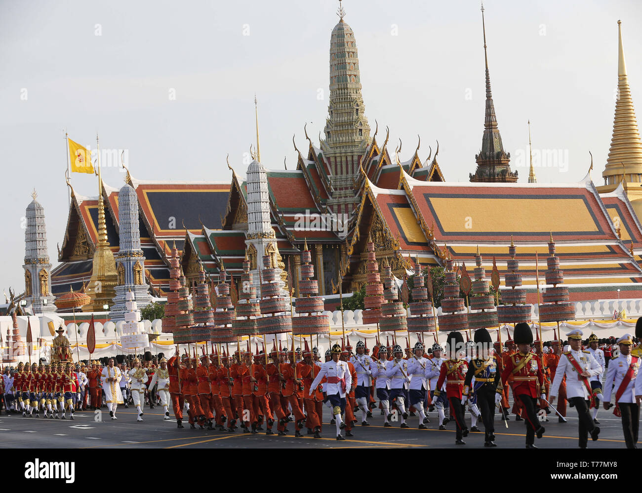 Bangkok, Thailand. 5th May, 2019. Guards of honor seen marching during Thailand's King Maha Vajiralongkorn Bodindradebayavarangkun (Rama X) coronation procession on land to encircle the city to give the people the opportunity to attend and pay homage to their new King. Credit: Chaiwat Subprasom/SOPA Images/ZUMA Wire/Alamy Live News Stock Photo