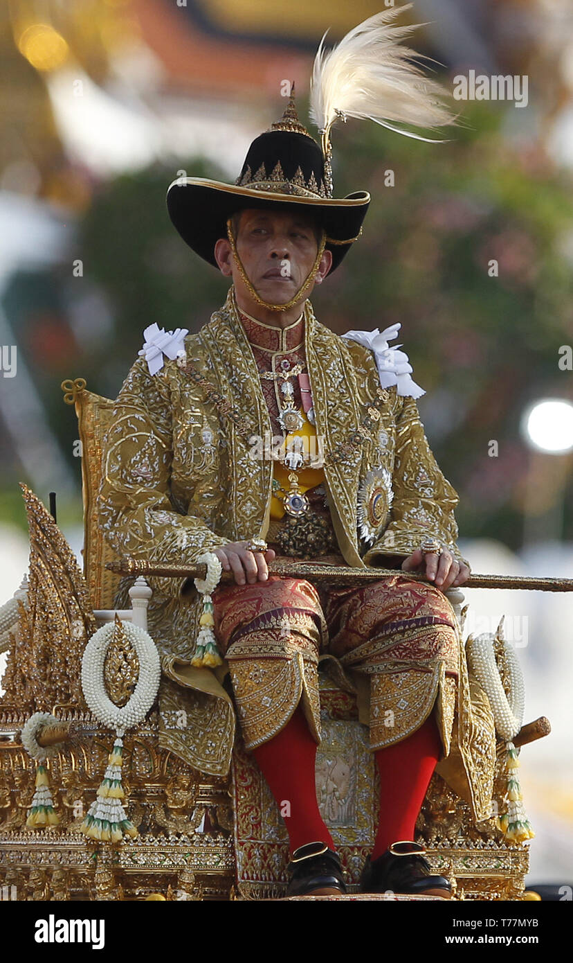 Bangkok, Thailand. 5th May, 2019. Thailand's King Maha Vajiralongkorn Bodindradebayavarangkun (Rama X) is carried in a golden palanquin during the coronation procession on land to encircle the city to give the people the opportunity to attend and pay homage to their new King. Credit: Chaiwat Subprasom/SOPA Images/ZUMA Wire/Alamy Live News Stock Photo