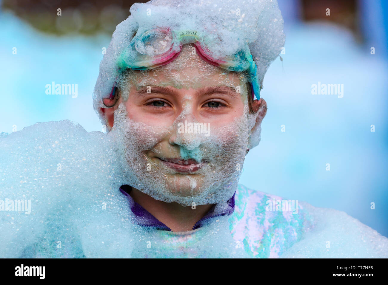 Glasgow, Scotland, UK. 5th May 2019. About 3,500 runners of all ages took part in the Bubble Rush Charity Run through Bellahouston Park, Glasgow to raise funds for the "Prince and Princess of Wales Hospice". The runners had to race over 5 kilometres and through pits of blue, yellow, red and green coloured foam before they successfully crossed the finish line. Credit: Findlay/Alamy Live News Stock Photo