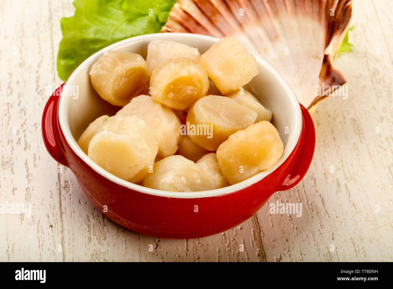 Raw scallops heap in the bowl ready for cooking Stock Photo Alamy