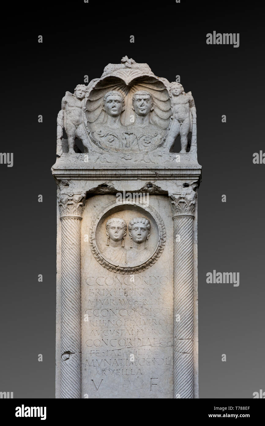 Reggio Emilia, Giardini Pubblici o Parco del Popolo:particolare del monumento dei Concordii (monumento funebre proveniente da Boretto. Arte romana del Stock Photo