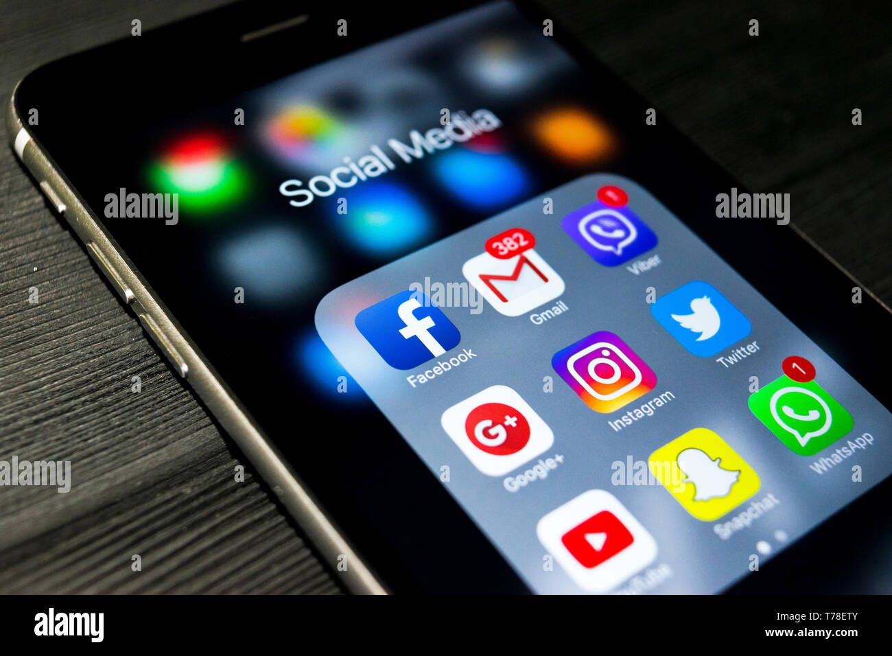 Sankt-Petersburg, Russia, September 24, 2017: iphone 6s plus with icons of  social media on screen. Smartphone life style smartphone. Starting social m  Stock Photo - Alamy