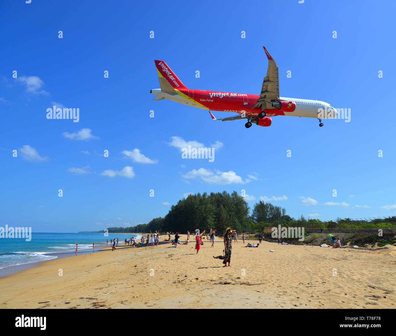 Phuket, Thailand - Apr 4, 2019. HS-VKH Thai Vietjet Air Airbus A321 landing  above the sand beach near Phuket Airport (HKT Stock Photo - Alamy