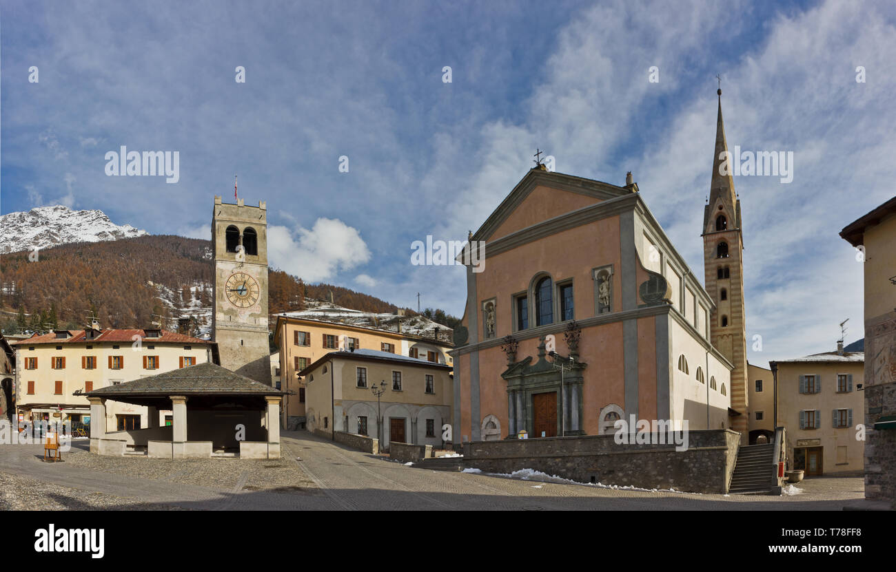 Bormio, Centro storico, piazza Cavour o piazza del Kuerc dove sorgono il Kuerc (bassa loggia con tetto di ardesia dove un tempo si amministrava la giu Stock Photo