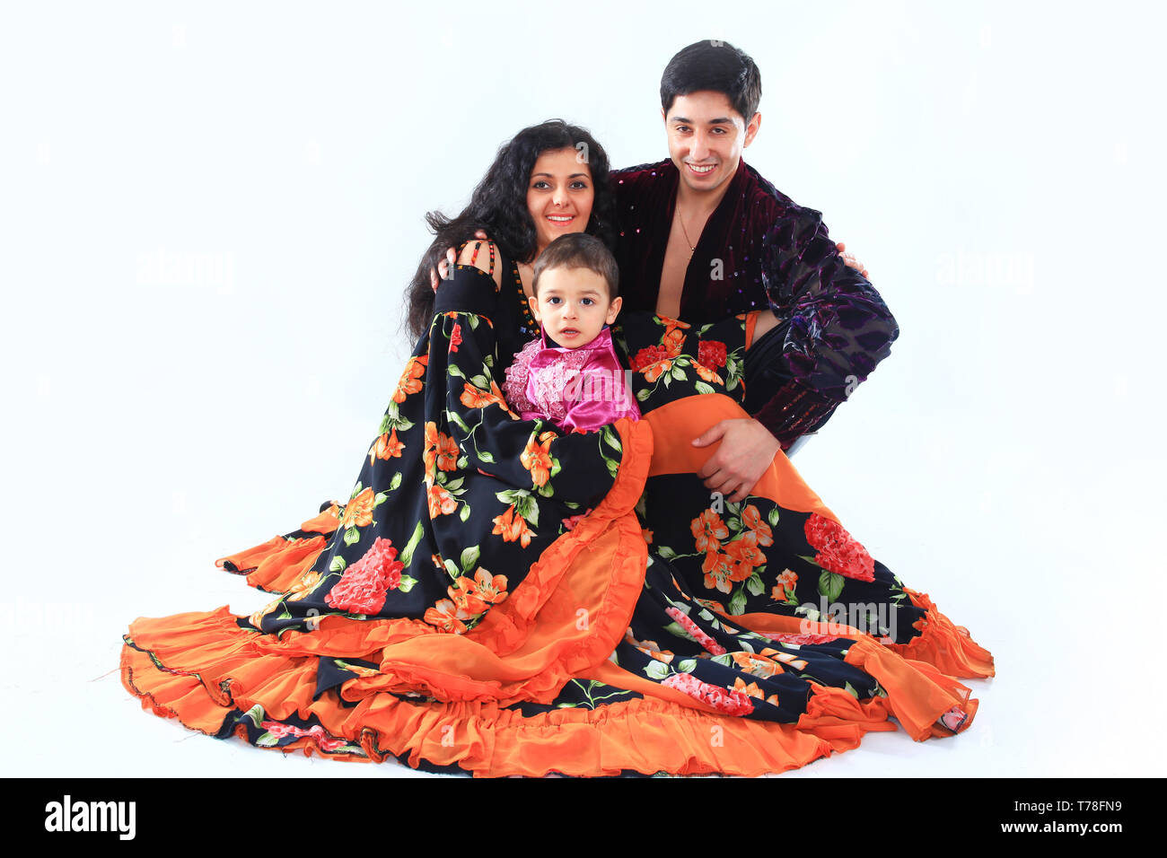 Saif ali khan and katrina kaif. красивые цыганские пары. цыганские пары. цыганка с сыном. цыганские пар.