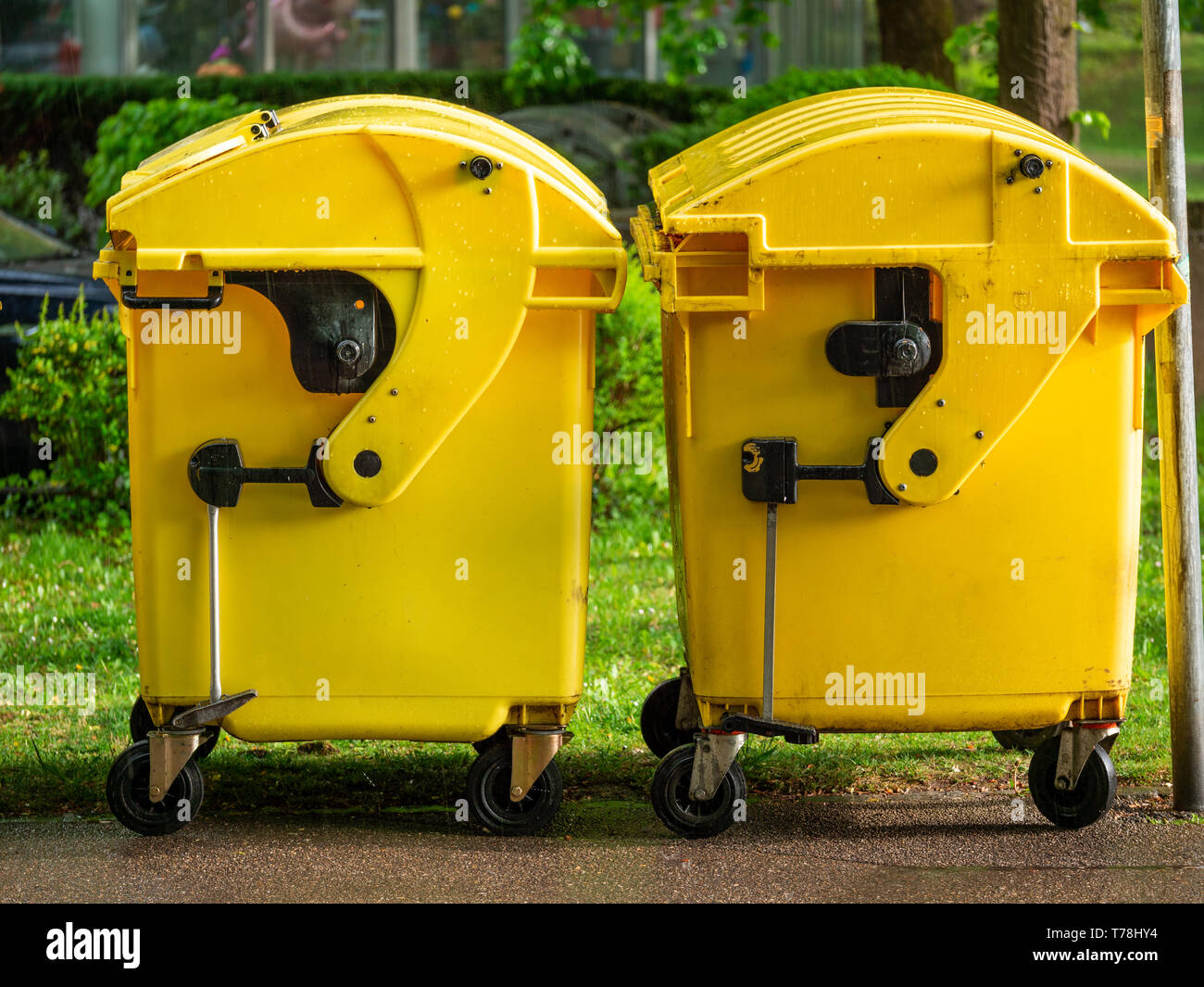 Yellow Waste Bin High Resolution Stock Photography and Images Alamy