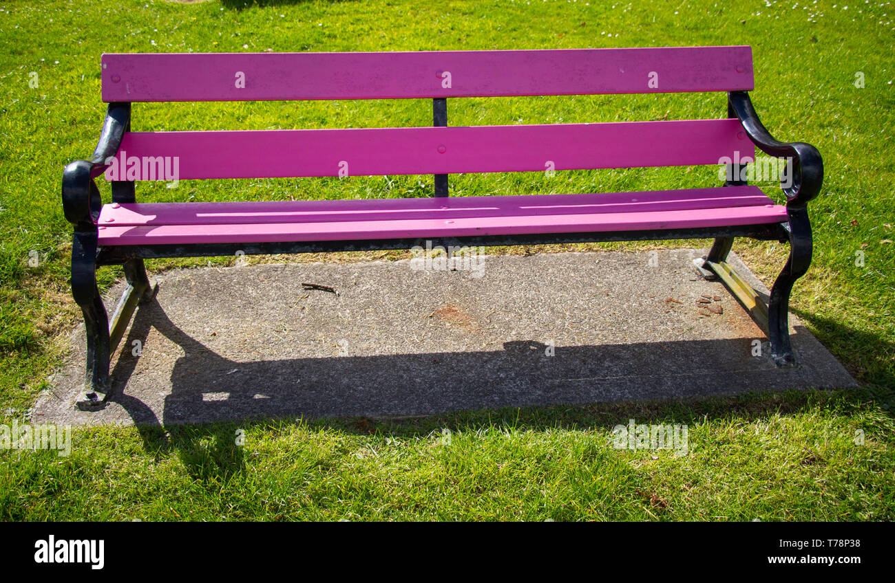 Park bench painted bright pink Stock Photo Alamy