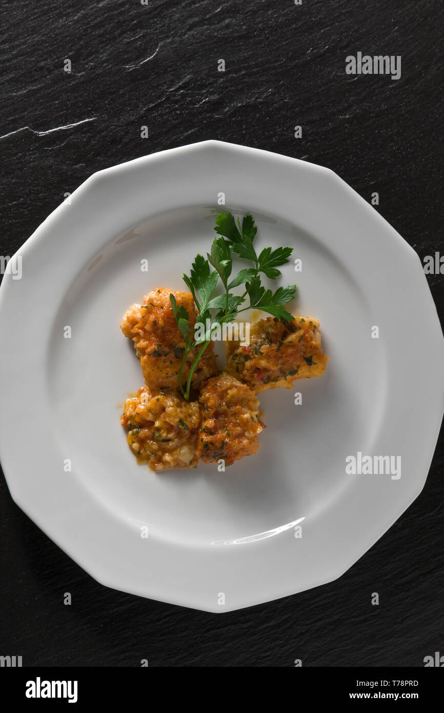 Un piatto di baccalà in umido guarnito da prezzemolo. [ENG]  A dish of codfish stew, with parsley. Stock Photo