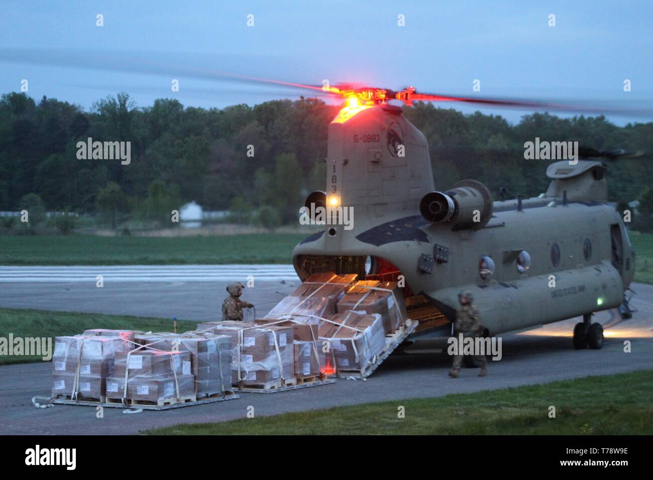 Soldiers in Task Force Aviation, Joint Task Force Civil Support (JTFCS), unload a Chinook to resupply Task Force Operations as part of Exercise Guardian Response, near North Vernon, Ind., May 3, 2019. When directed, JTFCS provides command and control of the 5,200-person Defense Chemical Biological Radiological Nuclear (CBRN) Response Force (DCRF) during a catastrophic crisis in support of civil authorities and the lead federal agency. Vibrant Response/Guardian Response is an annual, combined Command Post Exercise and Field Training Exercise which validates the ability of the DCRF forces to con Stock Photo