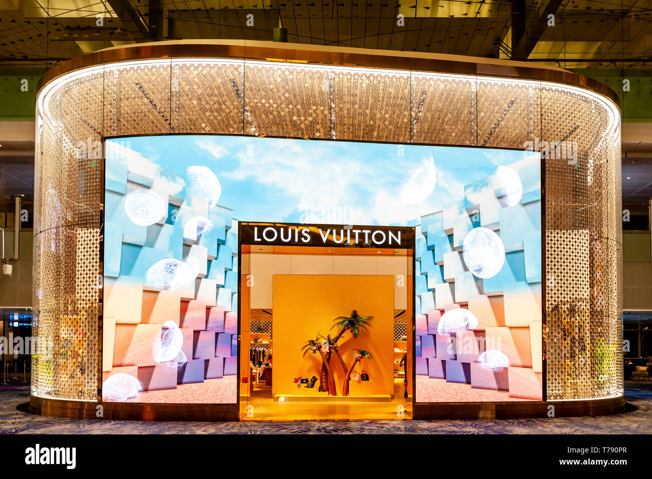 Louis vuitton shops hi-res stock photography and images - Alamy