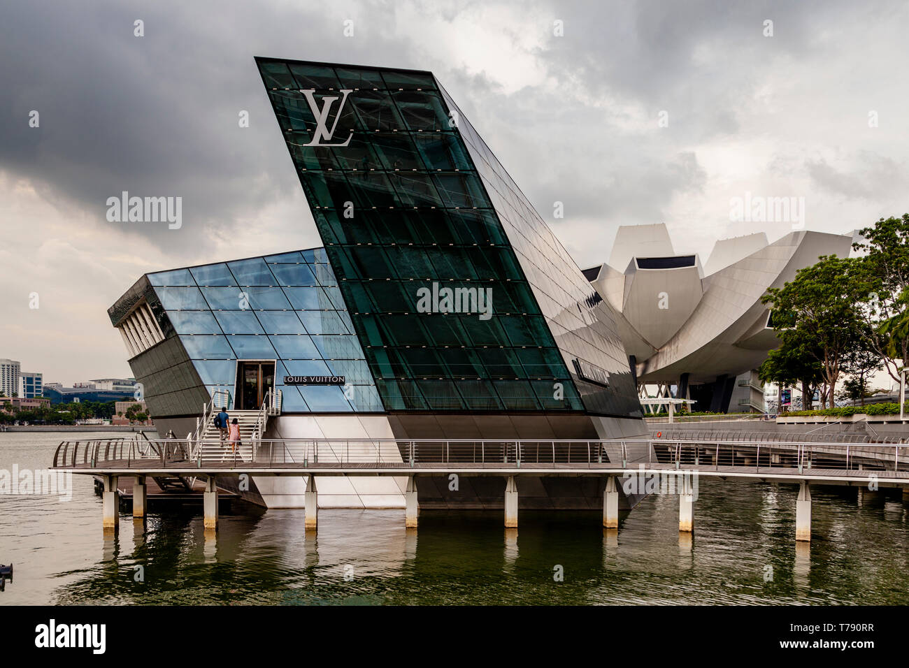 ArtScience Museum and the Louis Vuitton Island Maison at Marina Bay Sands.  Singapore Stock Photo - Alamy