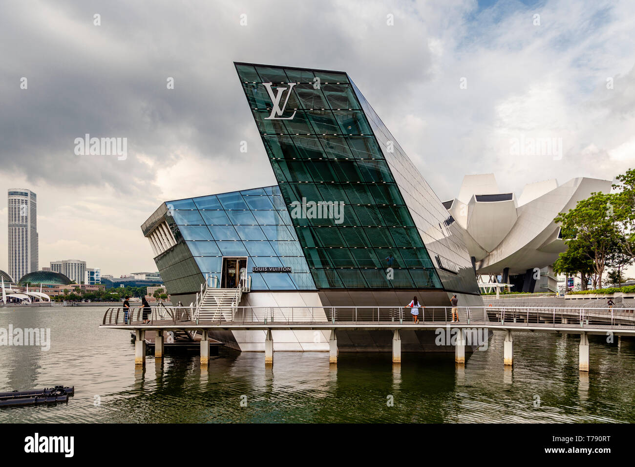 ArtScience Museum and the Louis Vuitton Island Maison at Marina Bay Sands.  Singapore Stock Photo - Alamy