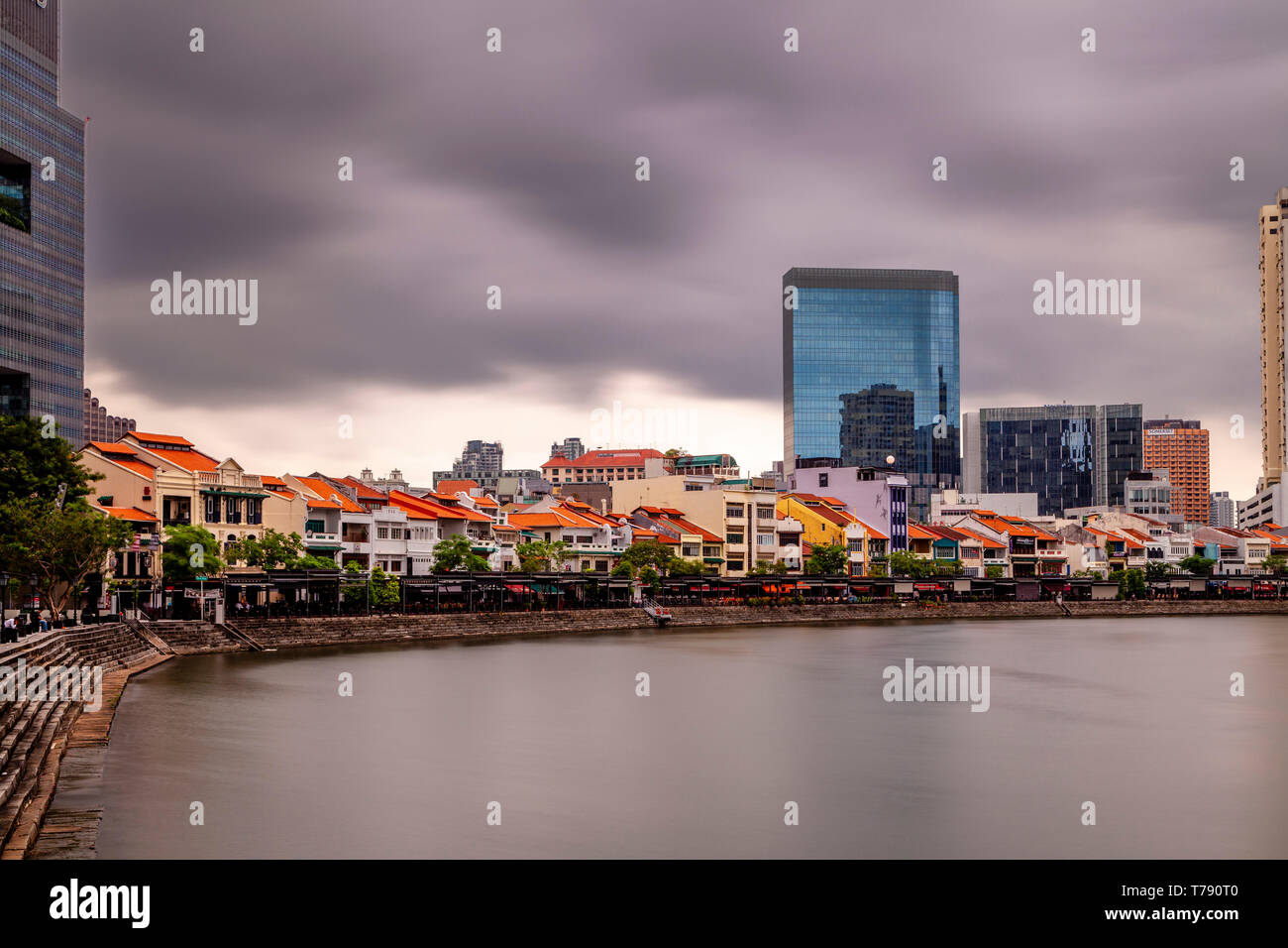 Singapore building boat hi-res stock photography and images - Alamy