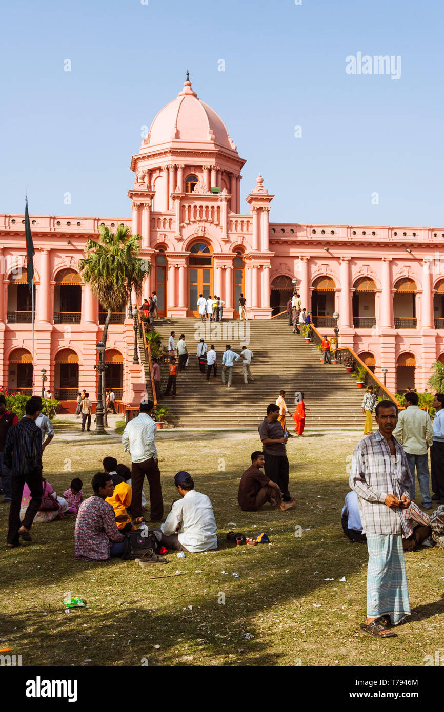 Dhaka, Bangladesh : People at the gardens of the Ahsan Manzil (Pink Palace), a British Raj-era building that served as a residence for the Nawab of Dh Stock Photo