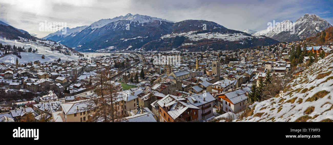 Veduta della Vallata di Bormio innevata.  [ENG]   View of the Valley of Bormio covered with snow. Stock Photo