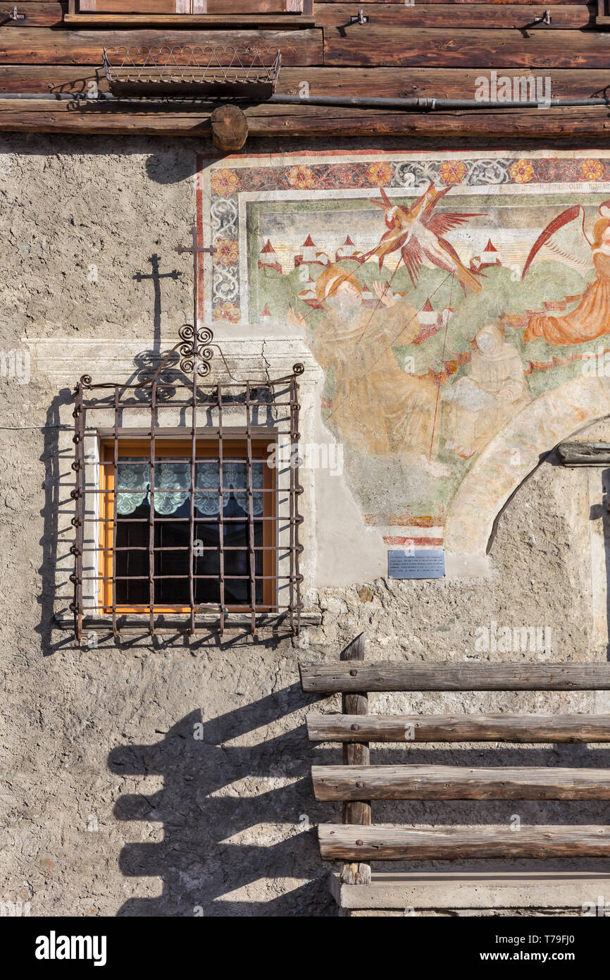 Combo: Casa Magatelli con affresco 'Madonna e Santi Francesco e Antonio Abate', di Leone fu Giovanni di Grosotto (1508).  [ENG]  Combo: Magatelli Hous Stock Photo