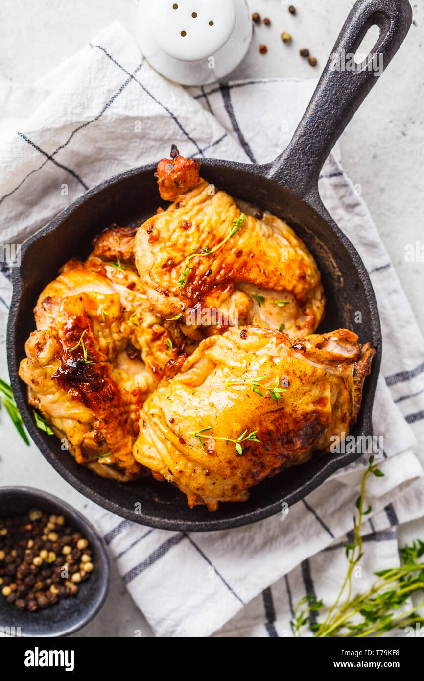 https://c8.alamy.com/comp/T79KF8/grilled-chicken-in-cast-iron-skillet-top-view-white-background-T79KF8.jpg