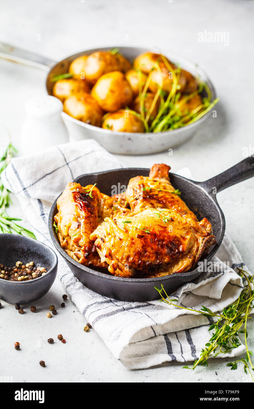 Grilled chicken and baked potatoes in a cast iron pan Stock Photo Alamy