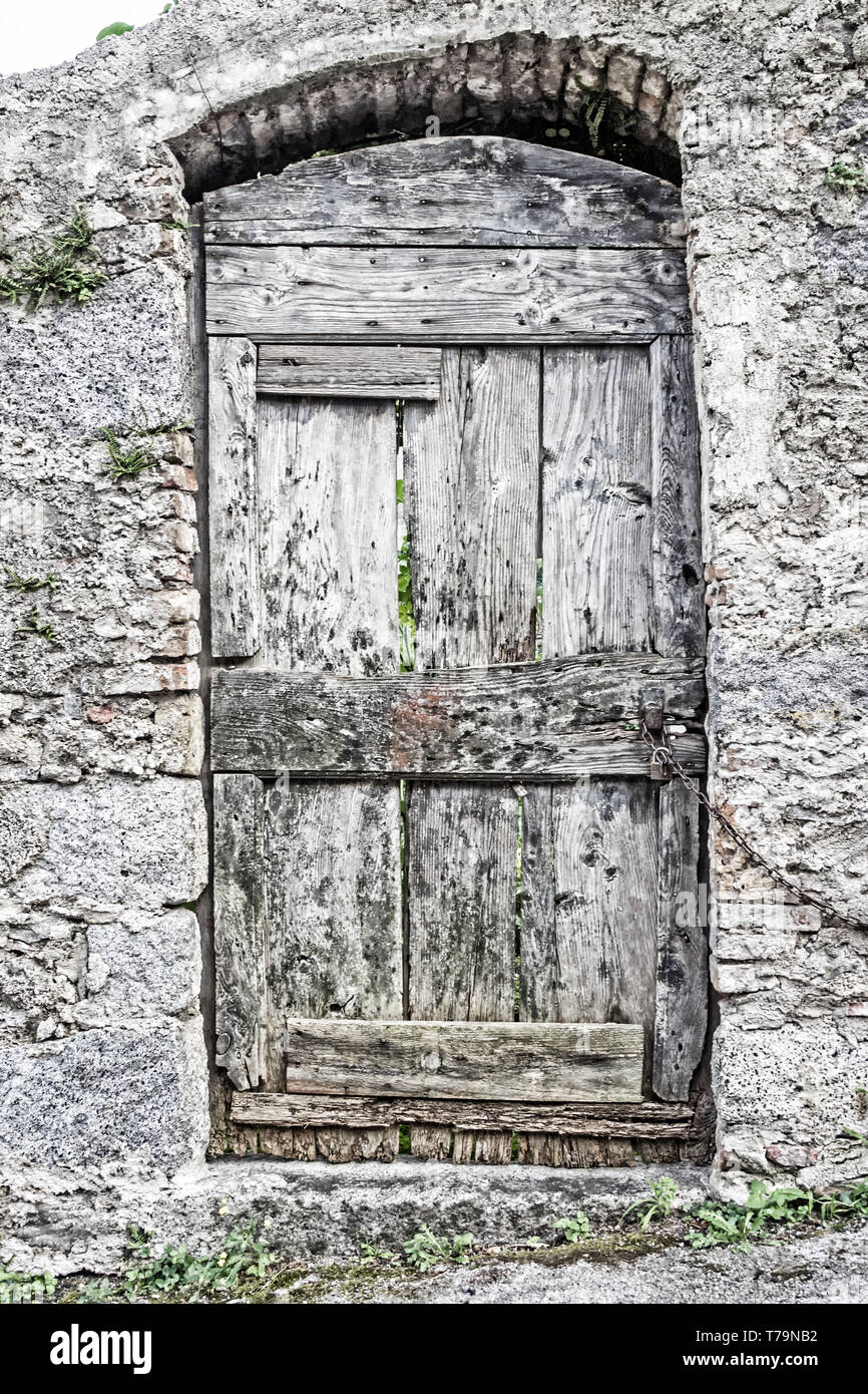 Old wooden door in a stone built wall Stock Photo - Alamy