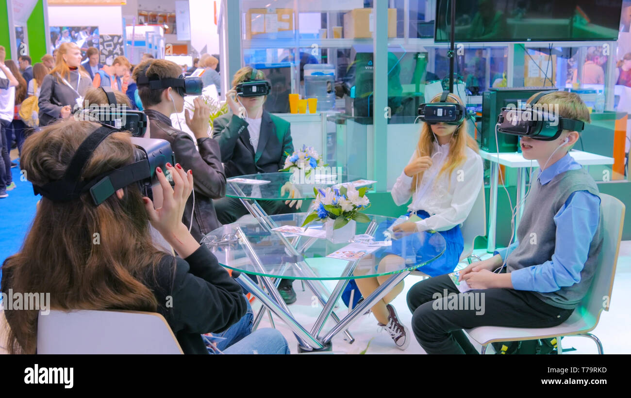 Virtual reality film children hi-res stock photography and images - Alamy