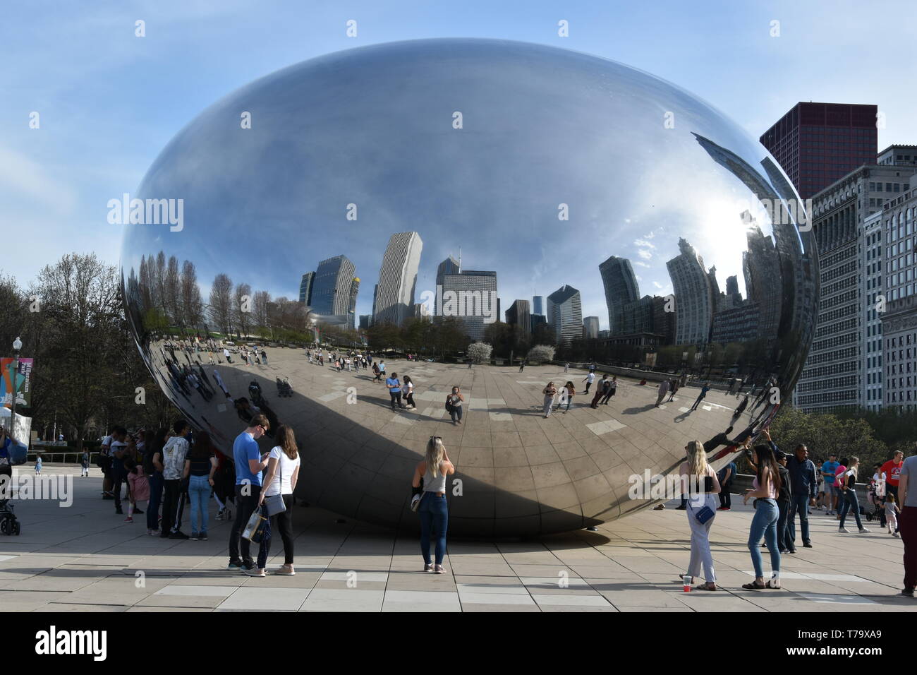 The iconic Cloud Gate "Chicago Bean", at AT&T plaza, Millennium Park ...