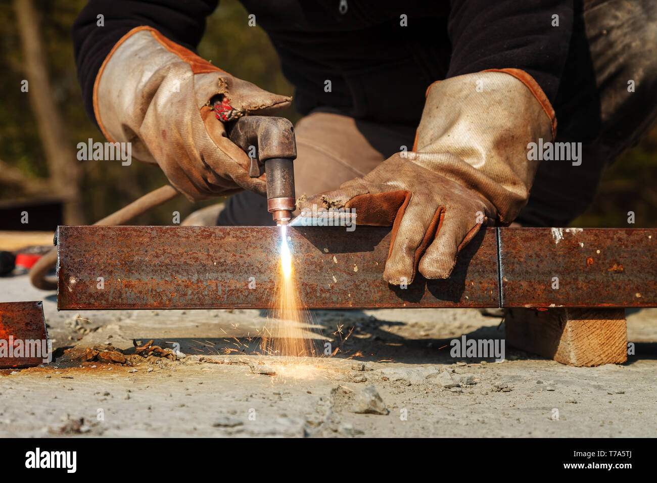 Plasma cutting for workpieces. Sparks during cutting of metal manual plasma  cutting machine Stock Photo - Alamy