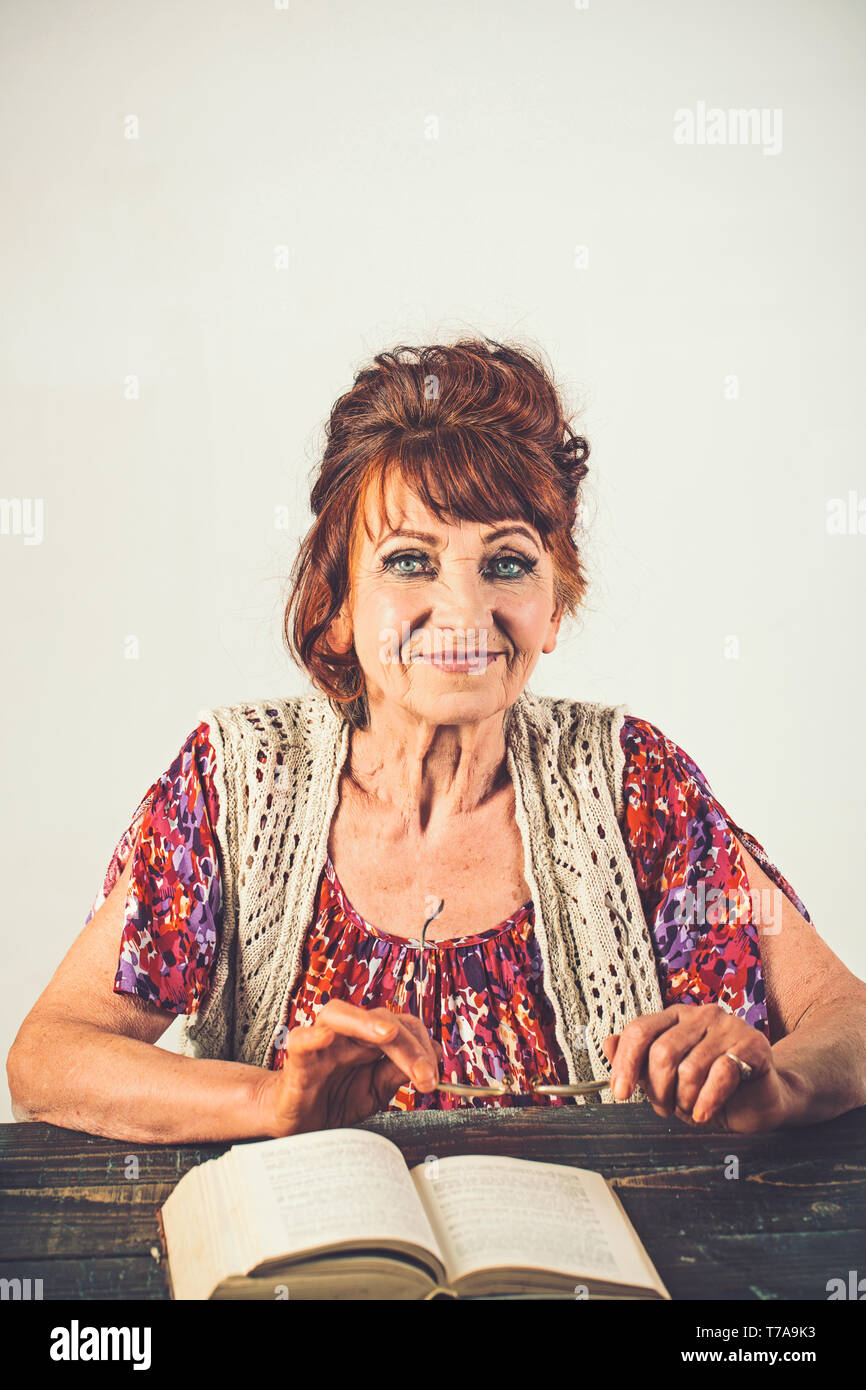 old lady reading book with glasses Stock Photo - Alamy