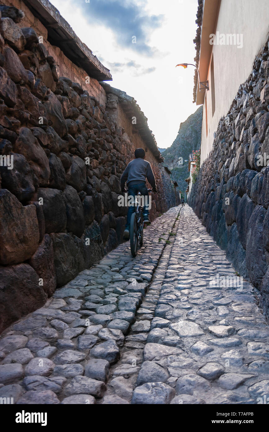 Cobblestone street perspective hi-res stock photography and images - Alamy