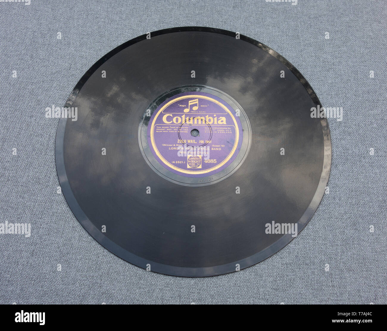 Columbia Gramophone Company record label with Zulu Wall, Fox Trot with the London Radio Dance Band on an old 78-rpm record Stock Photo