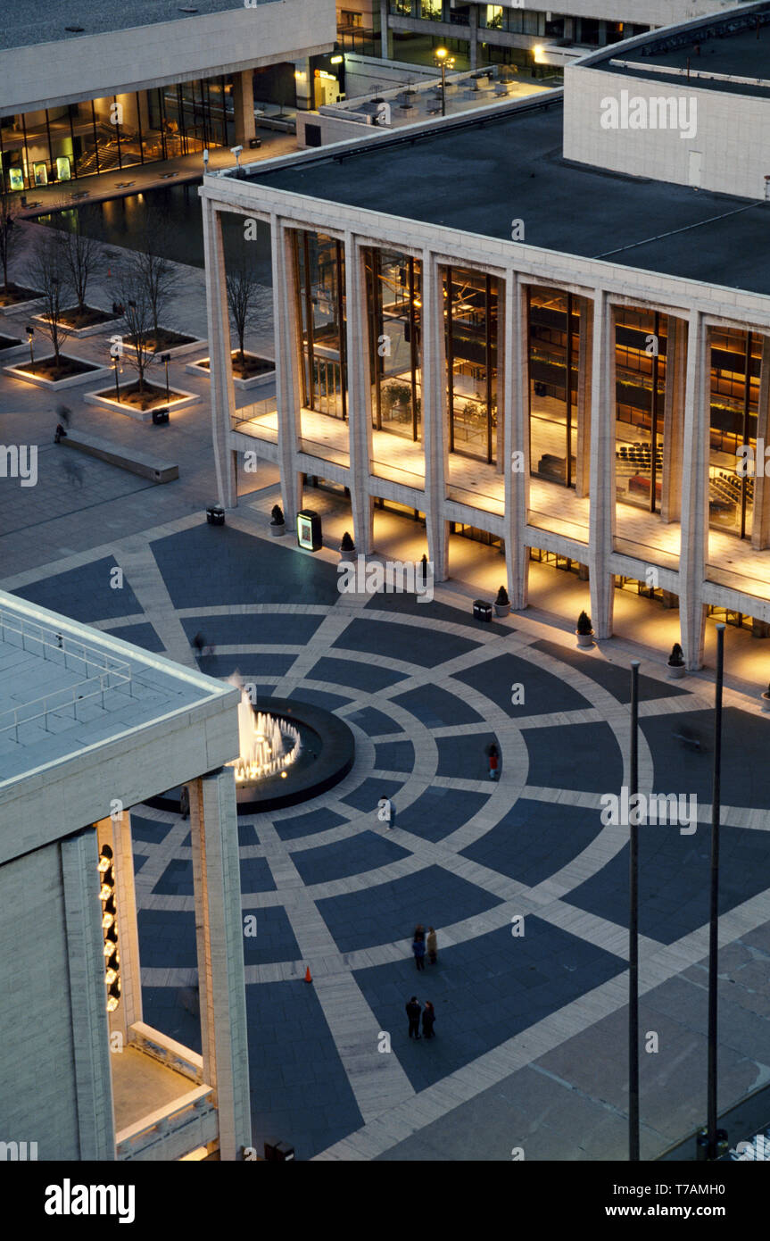 Lincoln center for the performing arts fountain and plaza at dusk new