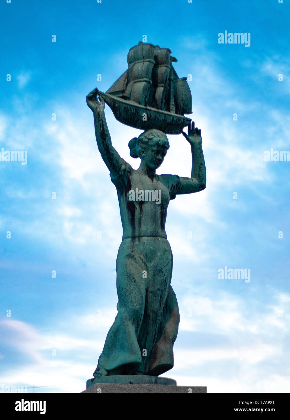 Ship statue hi-res stock photography and images - Alamy