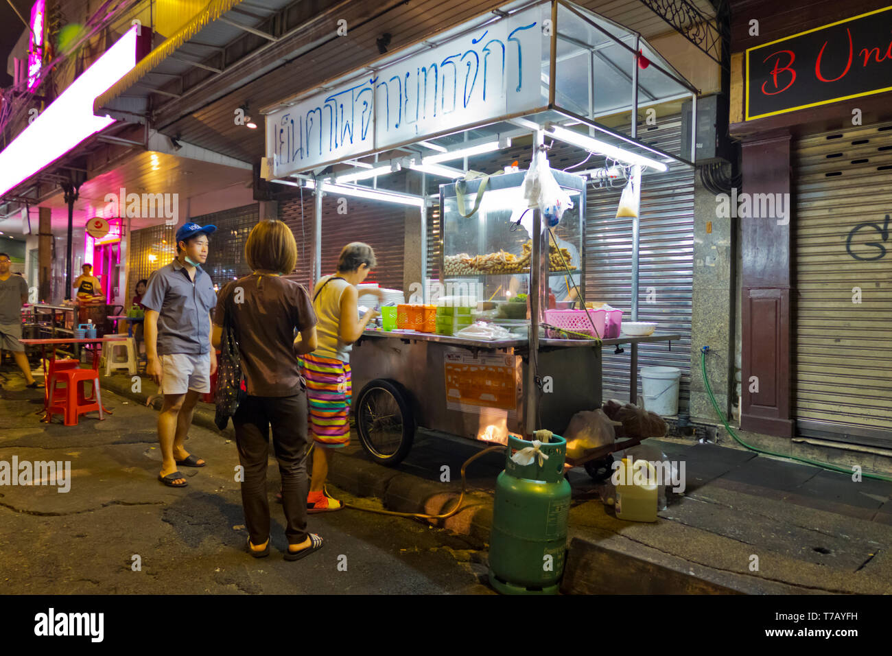 Street food stalls, Sip Sam Hang Road, Banglamphu, Bangkok, Thailand Stock Photo