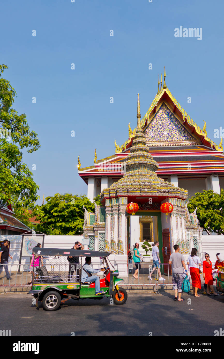 Tuk tuk and tourists, in front of Wat Pho, Phra Nakhom district, Bangkok, Thailand Stock Photo