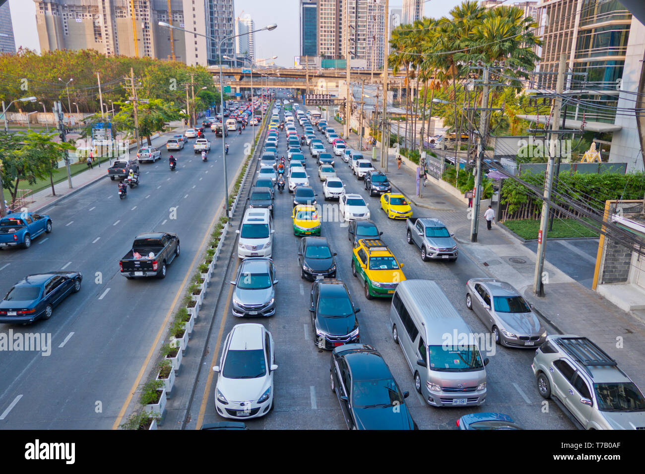 Rush hour traffic, at intersection of Phetchaburi Road and Asok Road, Sukhumvit, Bangkok, Thailand Stock Photo