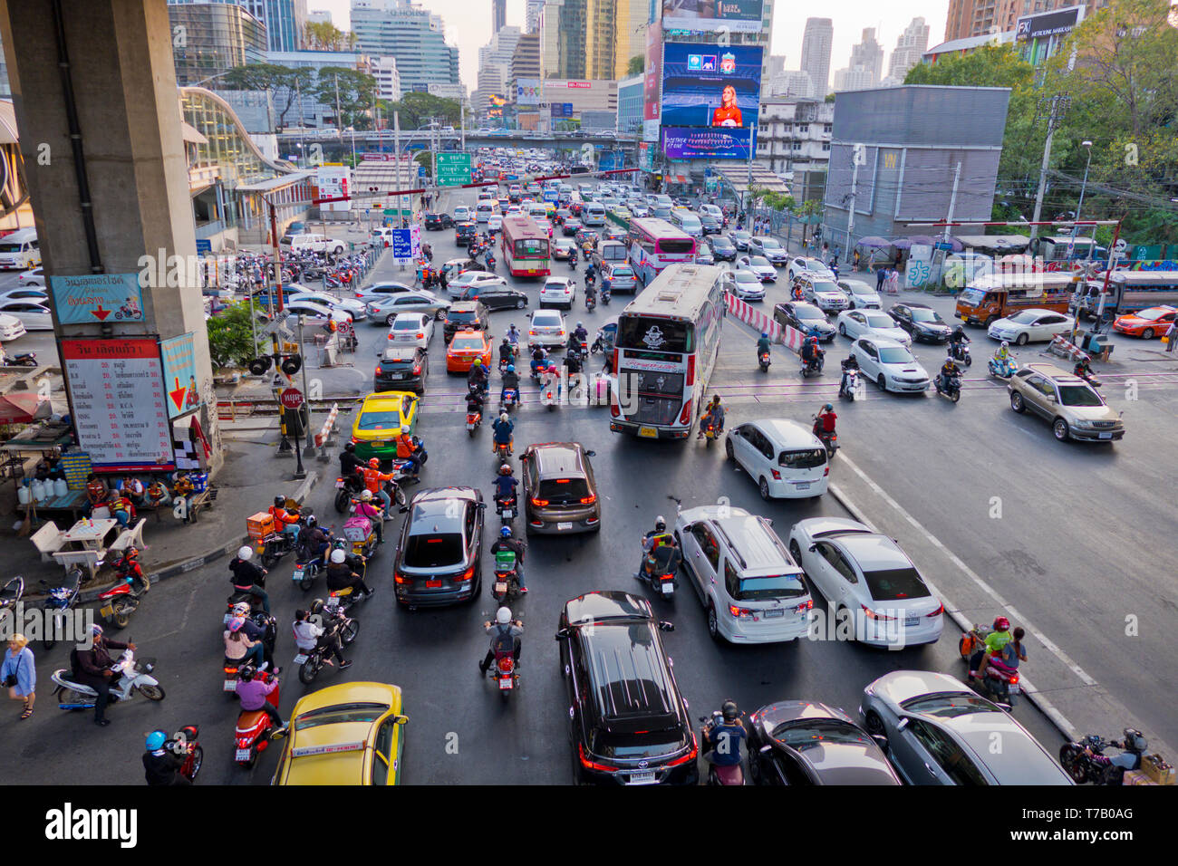 Rush hour traffic, at intersection of Phetchaburi Road and Asok Road, Sukhumvit, Bangkok, Thailand Stock Photo