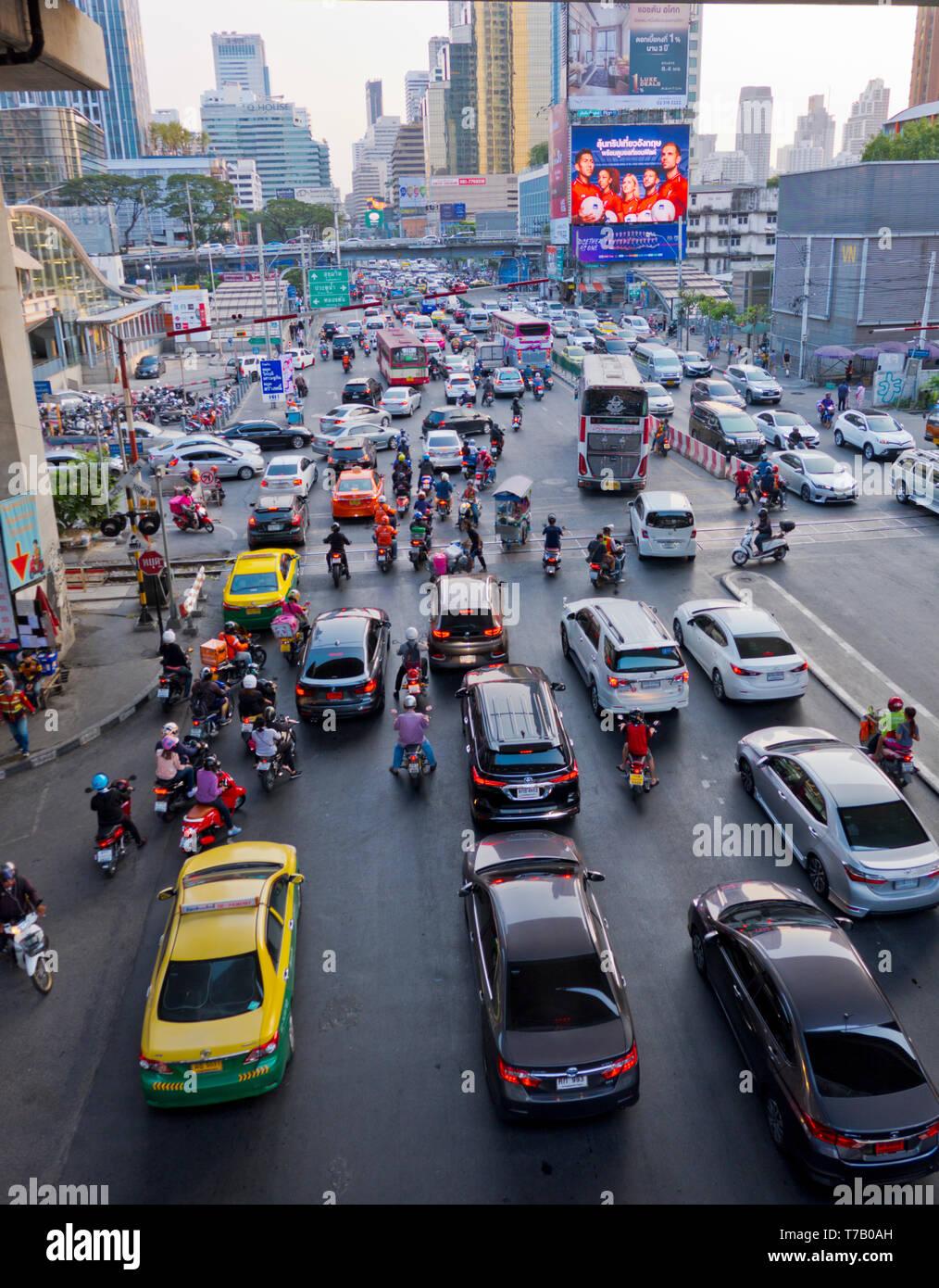 Rush hour traffic, at intersection of Phetchaburi Road and Asok Road, Sukhumvit, Bangkok, Thailand Stock Photo