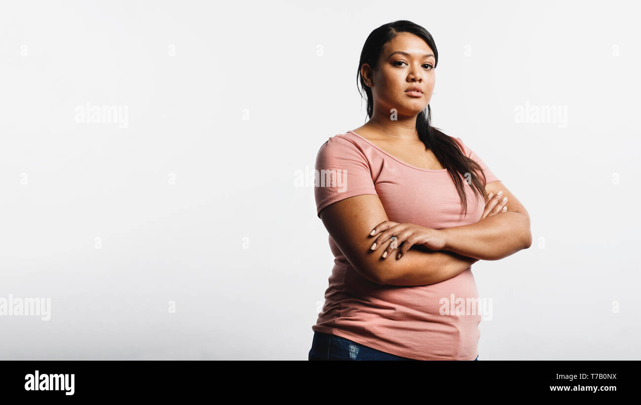 Onbekwaamheid Calligrapher Geboorteplaats Woman in tshirt standing against white background with arms crossed.  Portrait of an obese woman looking at camera Stock Photo - Alamy