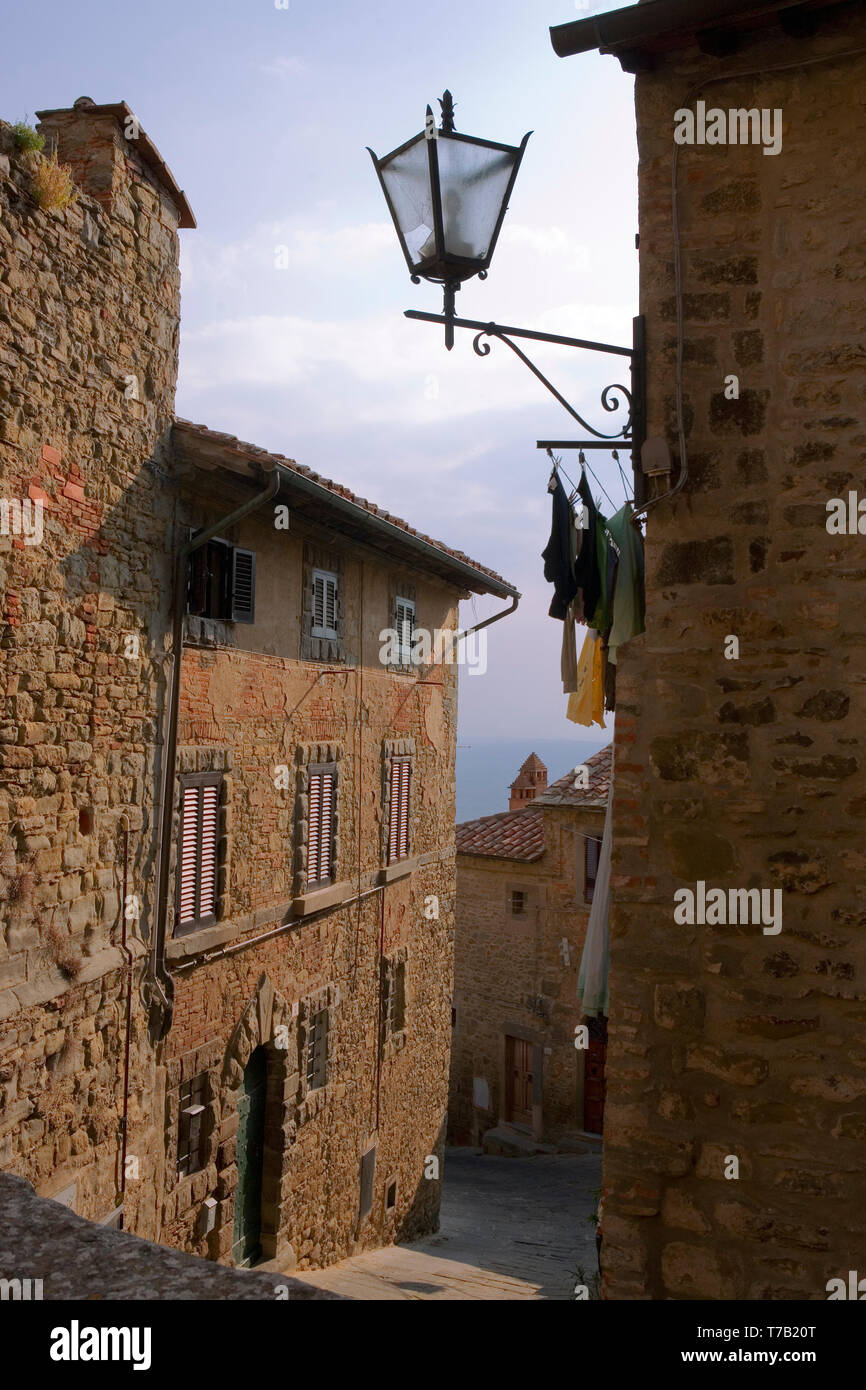 Vicolo Borghi, leading down to Via Moneti, Cortona, Arezzo, Italy: a quiet corner near the top of the town Stock Photo