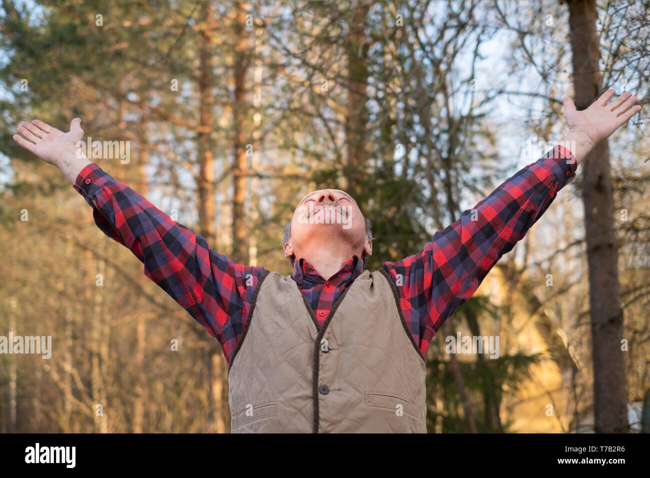 Raising hands sunrise hi-res stock photography and images - Alamy