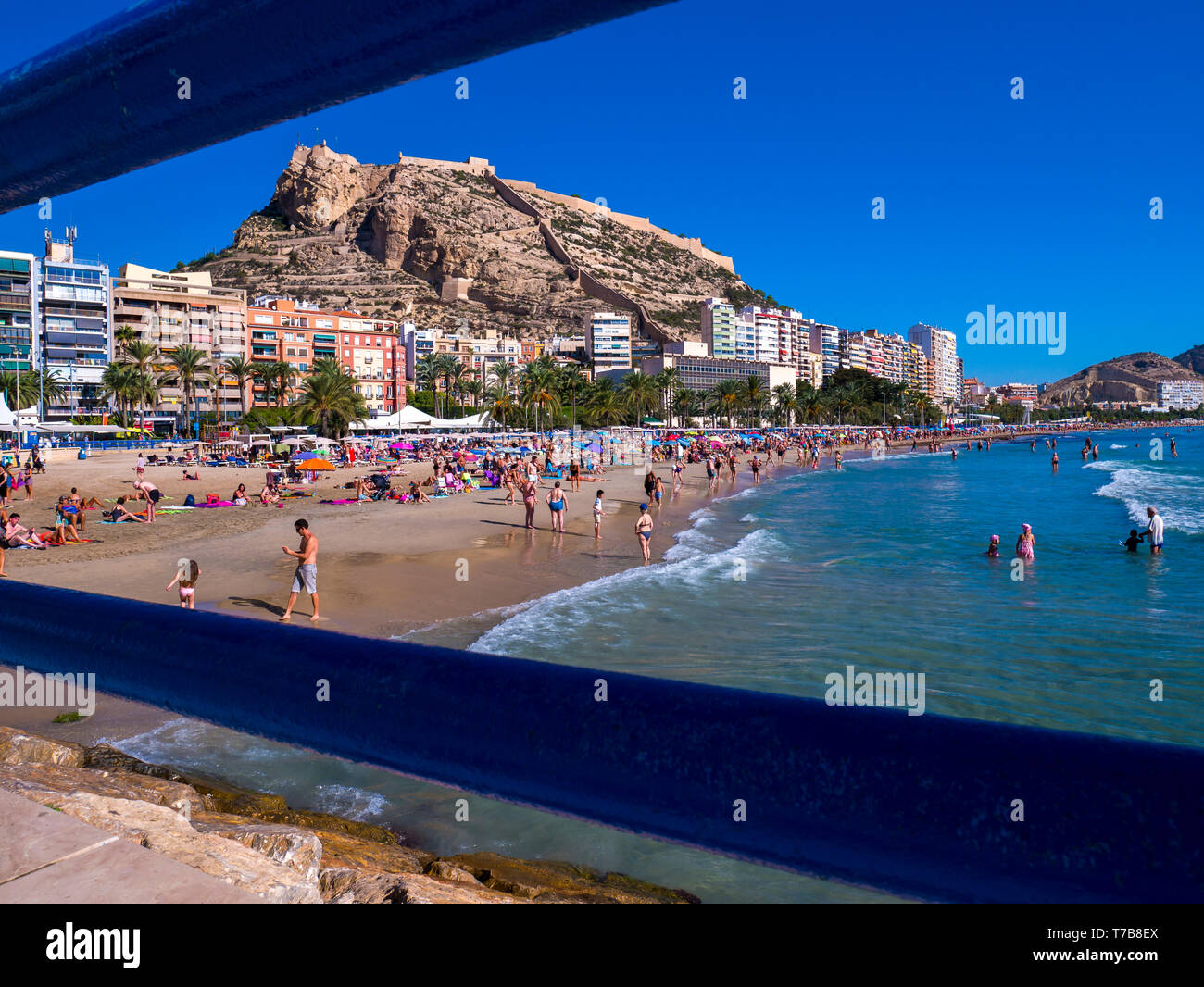 Alicante: Castillo de Santa Bárbara y playa del Postiguet. Comunidad Valenciana. España Stock Photo